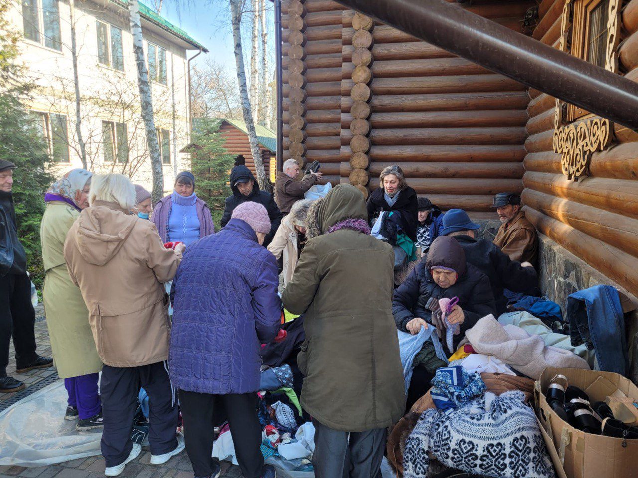 Роздача гуманітарної допомоги