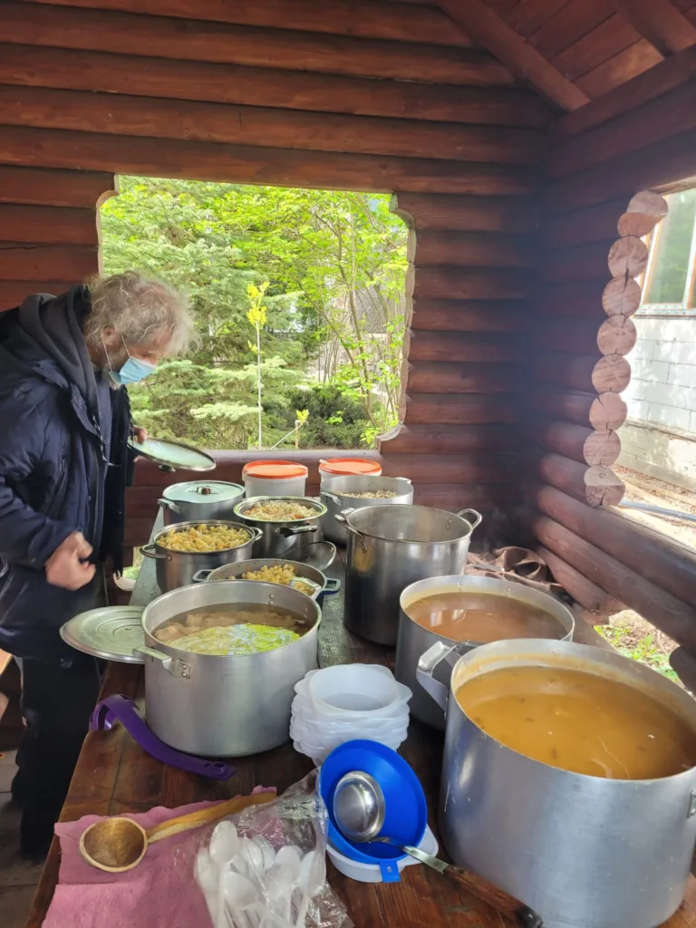 cholovik i kastrjuli