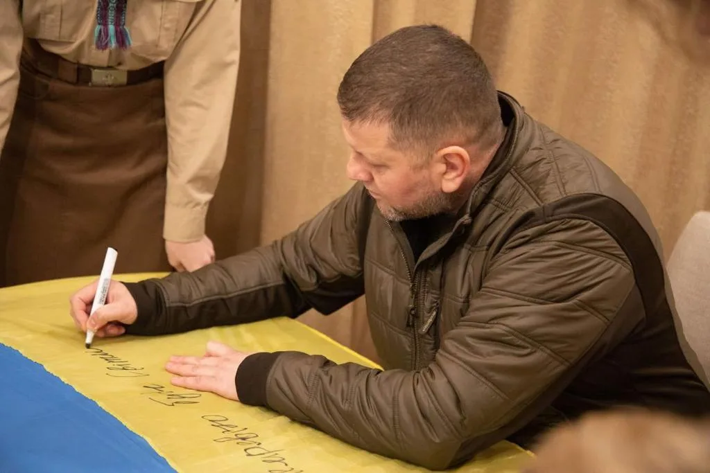 Головнокомандувач ЗСУ передав прапор з власним підписом керівнику Благодійного фонду «Врятовані в надії»