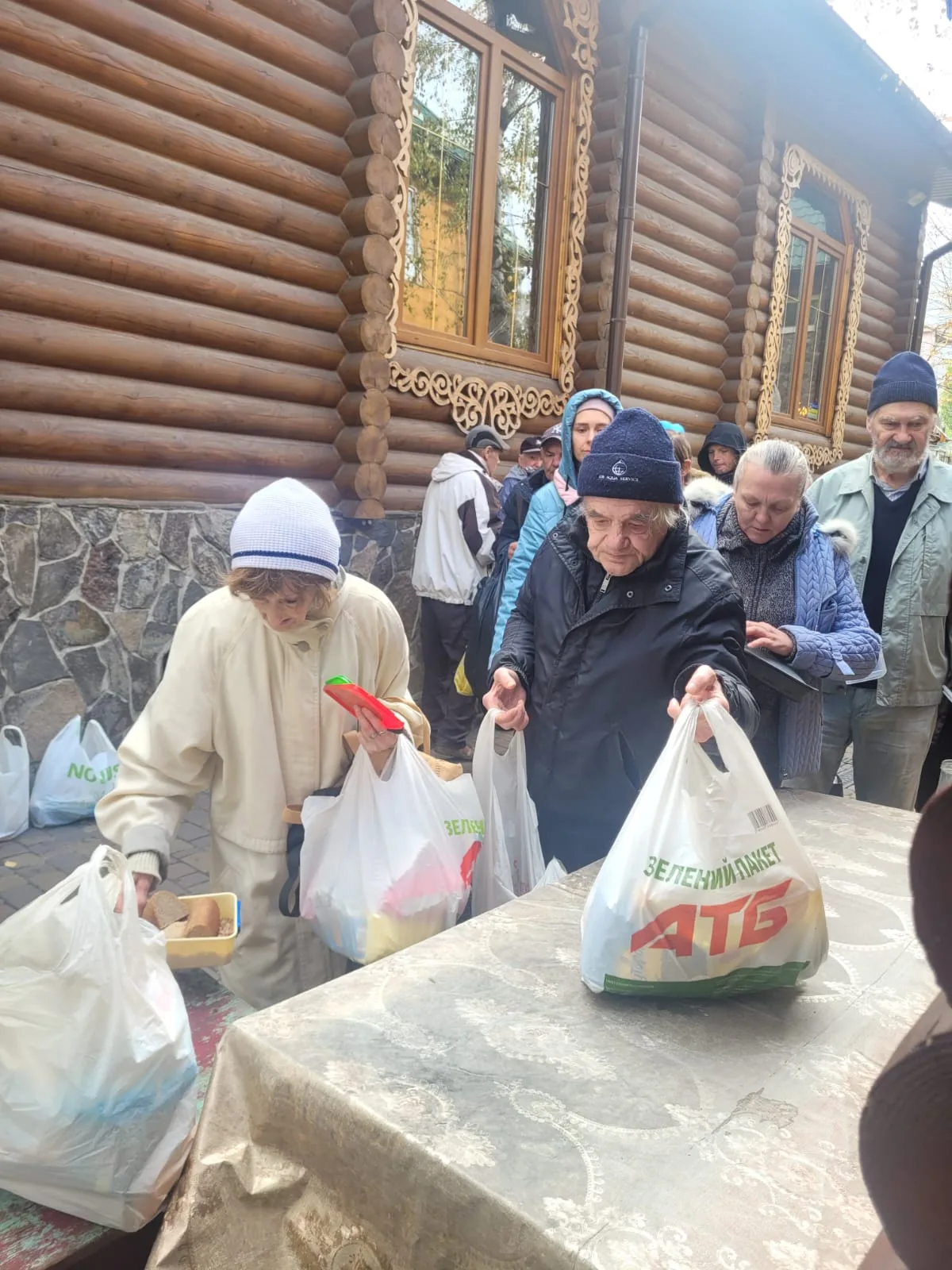 Традиційний обід та роздача продуктових наборів
