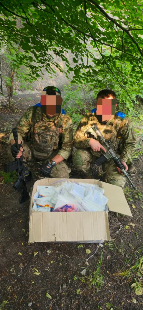 dva vijskovosluzhbovtsi v lisi