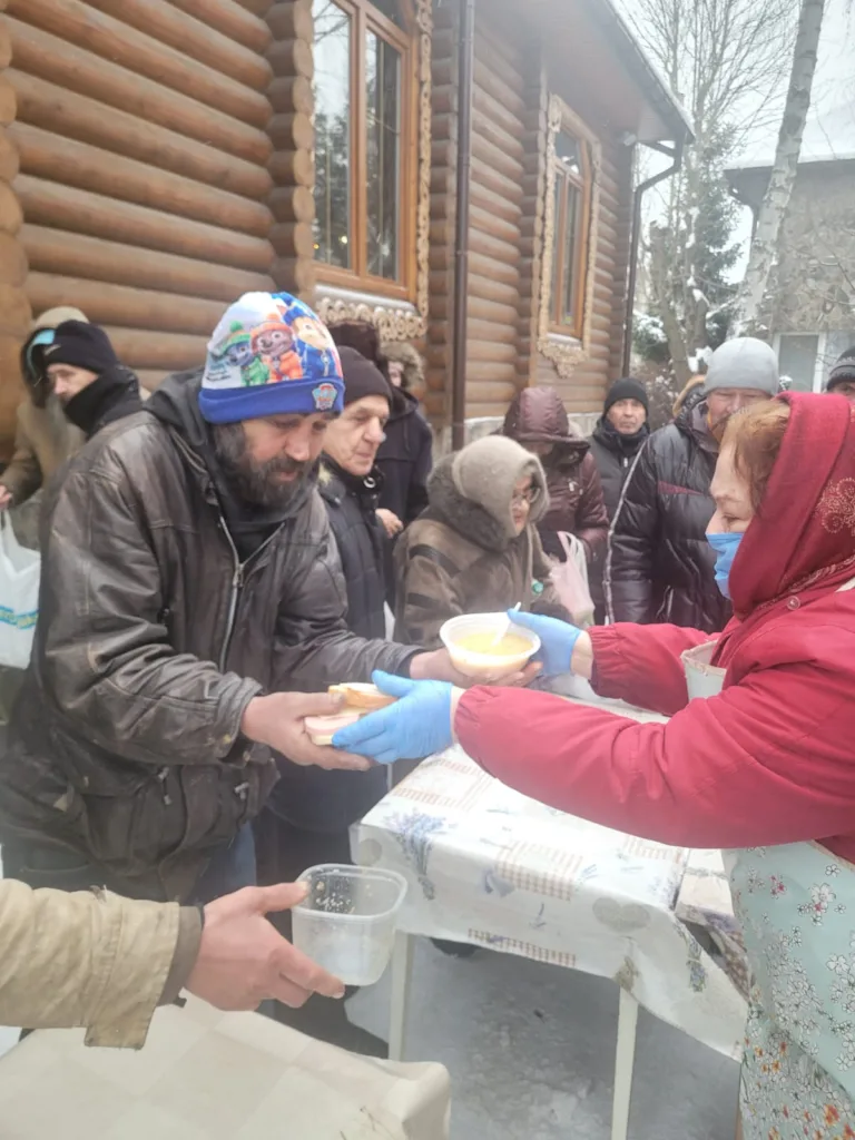 borodatyj cholovik v shaptsi otrymuje izhu