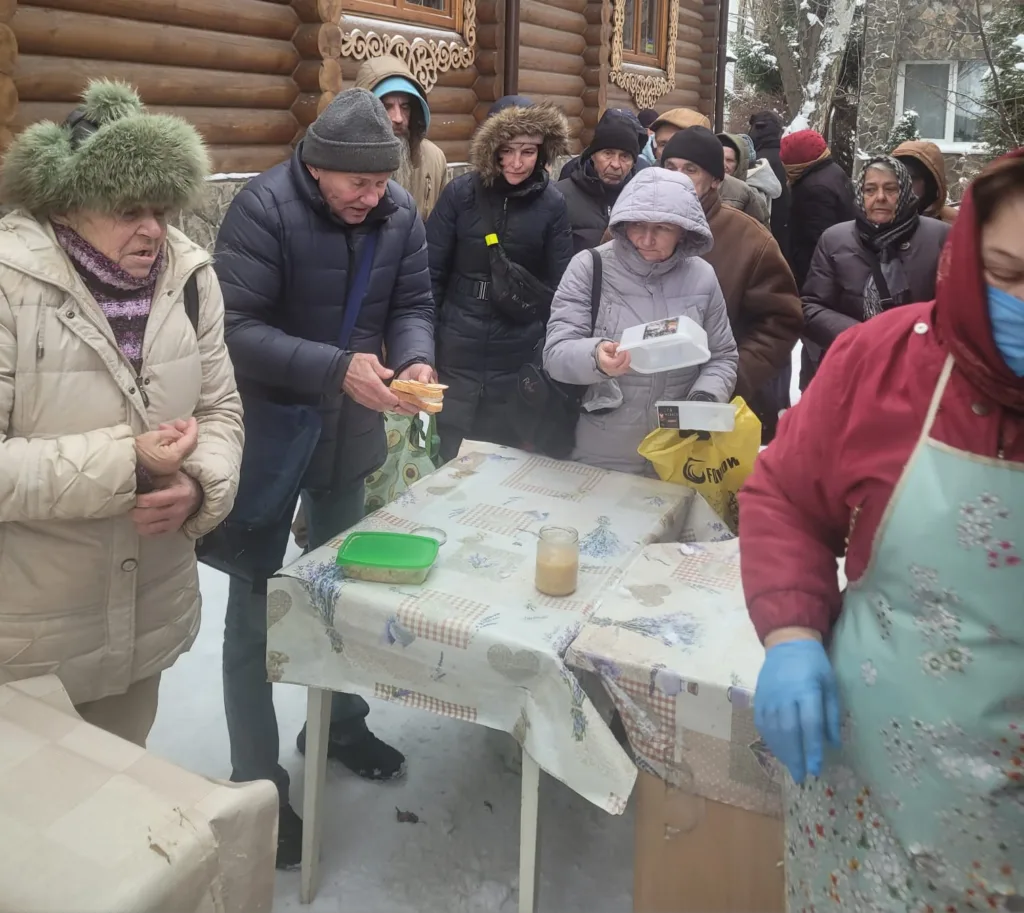 ljudy stojat v cherzi za izheju