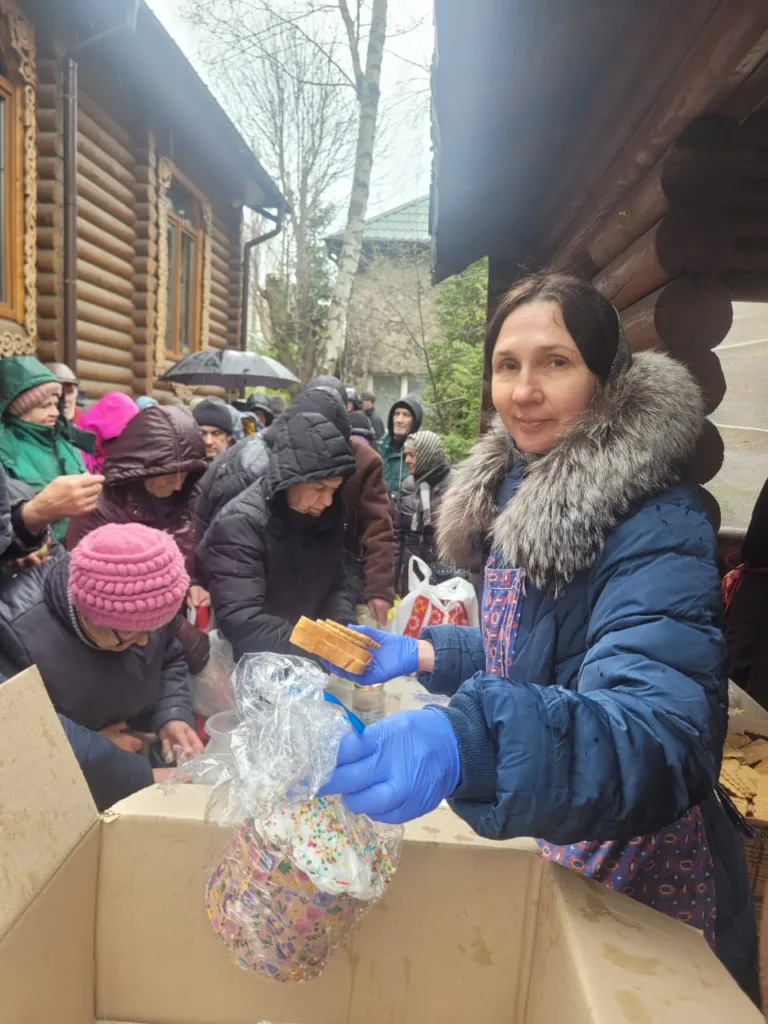 tetjana daje v ruky pasku