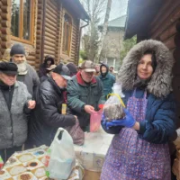 tetjana trymaje v rukah pasku