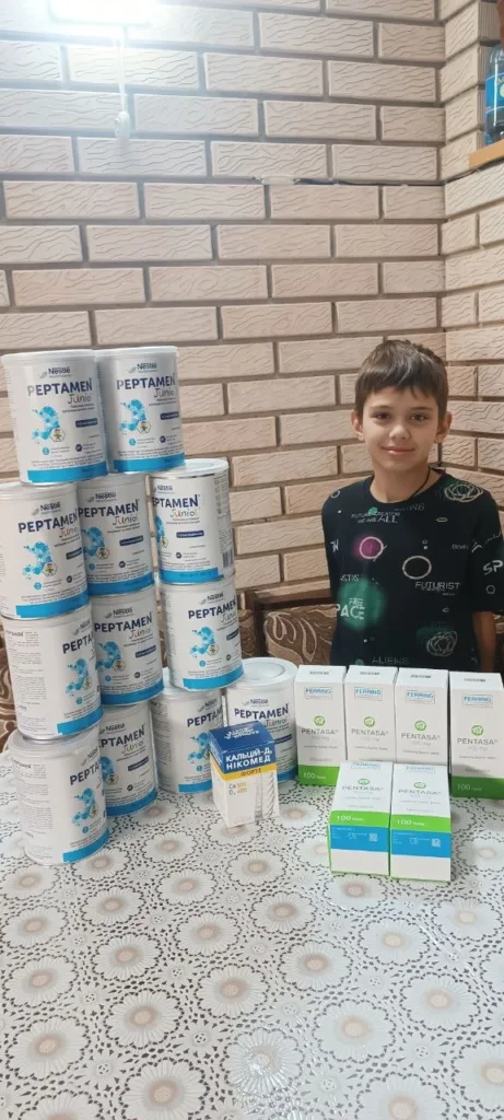 hlopchyk stojit za stolom