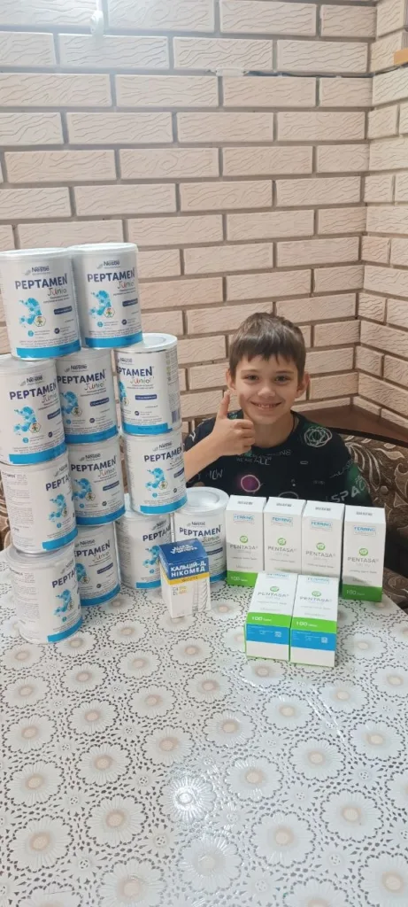 hlopchyk sydyt za stolom