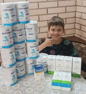 hlopchyk sydyt za stolom 1